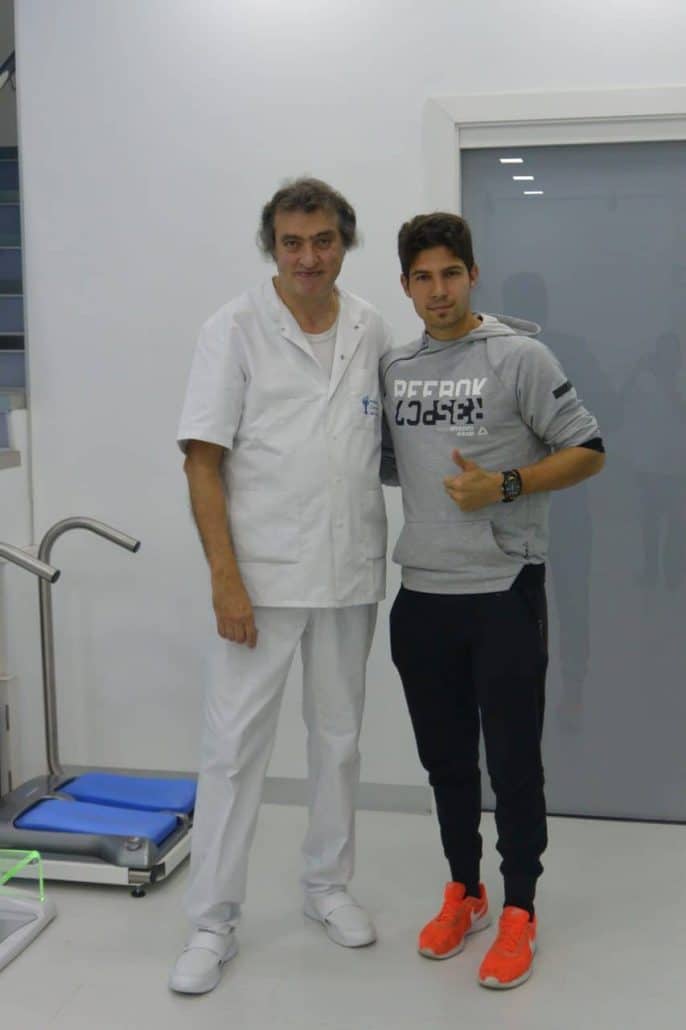 MIGUEL ÀNGEL BAÑOS BERNAD NEXT TO THE PLAYERS OF THE FIRST TEAM OF U.E. CORNELLÀ.