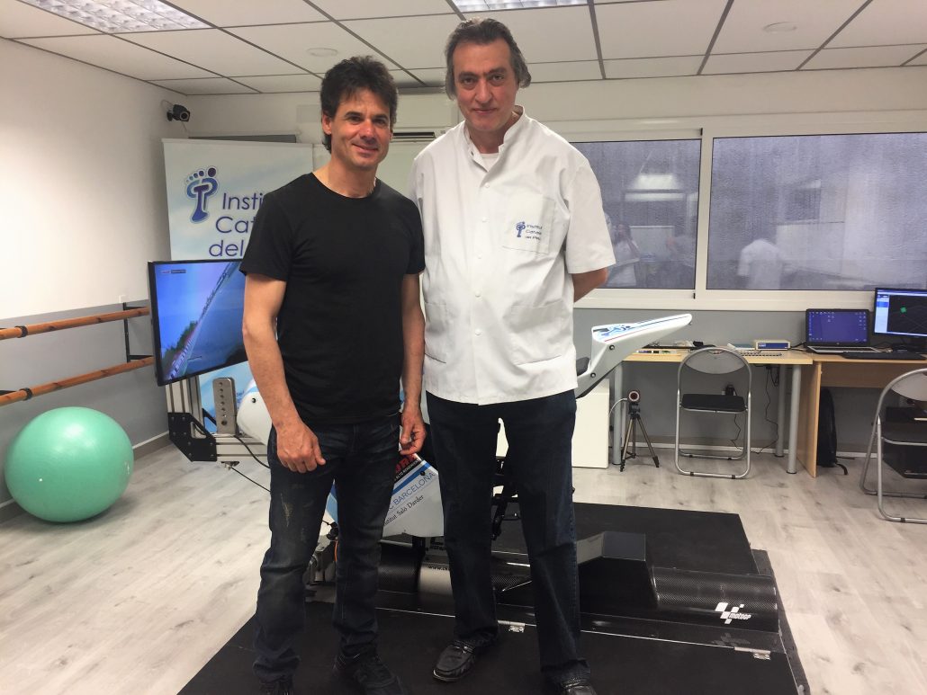 THE MOTORCYCLING RIDER, ALEX CRIVILLÉ, VISITS THE DEPARTMENT OF BIOMECHANICS AND SPORTS PERFORMANCE OF THE INSTITUT CATALÀ DEL PEU.