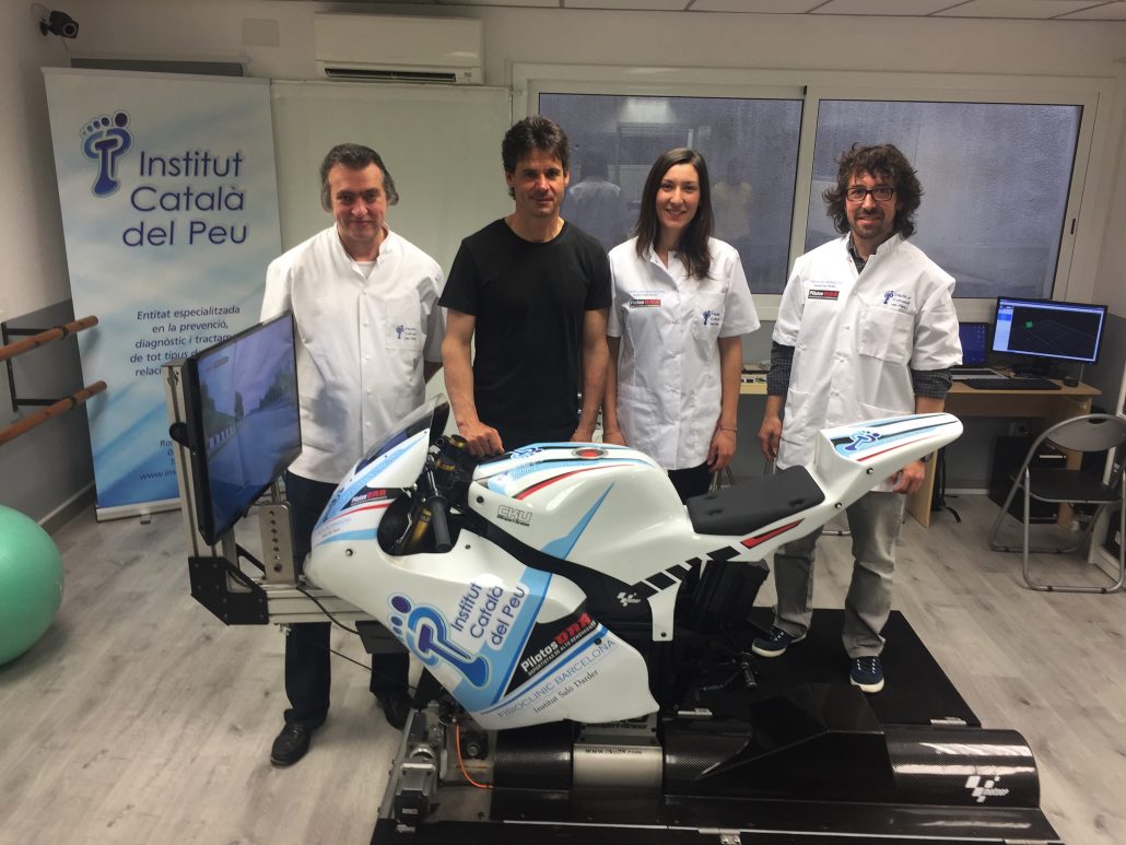 THE MOTORCYCLING RIDER, ALEX CRIVILLÉ, VISITS THE DEPARTMENT OF BIOMECHANICS AND SPORTS PERFORMANCE OF THE INSTITUT CATALÀ DEL PEU.