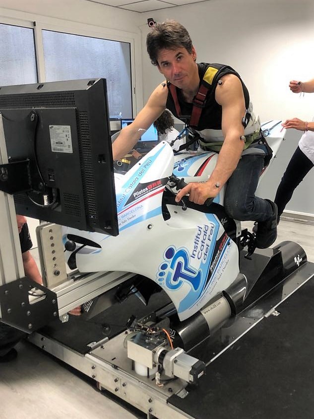THE MOTORCYCLING RIDER, ALEX CRIVILLÉ, VISITS THE DEPARTMENT OF BIOMECHANICS AND SPORTS PERFORMANCE OF THE INSTITUT CATALÀ DEL PEU.