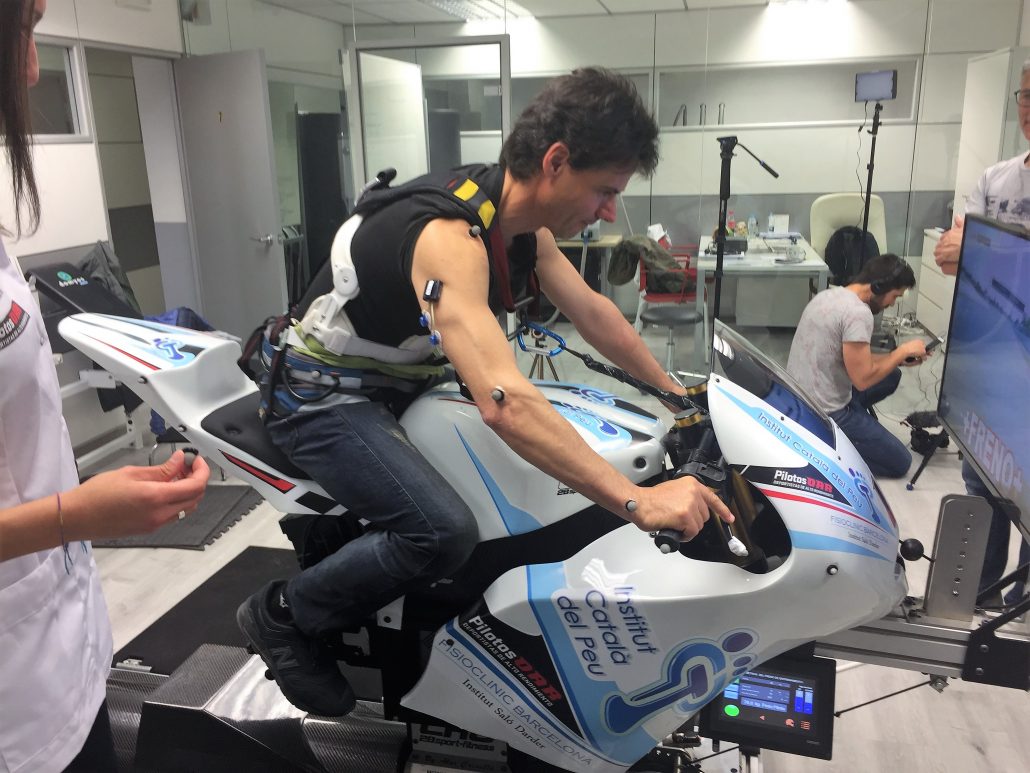 THE MOTORCYCLING RIDER, ALEX CRIVILLÉ, VISITS THE DEPARTMENT OF BIOMECHANICS AND SPORTS PERFORMANCE OF THE INSTITUT CATALÀ DEL PEU.