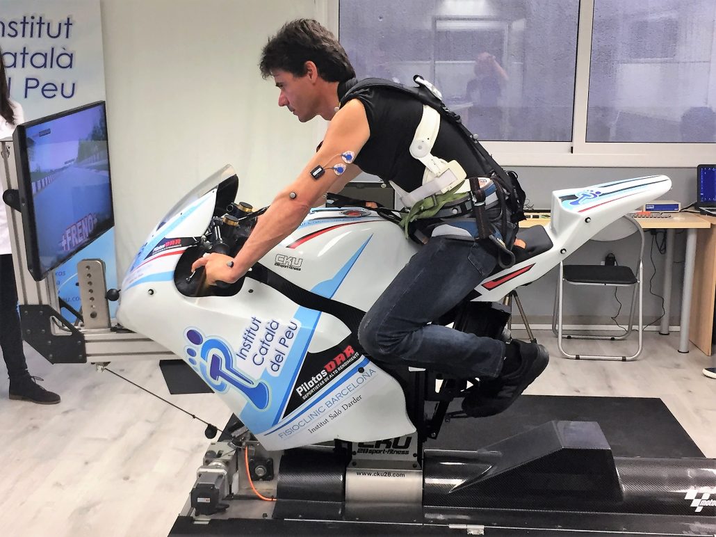 THE MOTORCYCLING RIDER, ALEX CRIVILLÉ, VISITS THE DEPARTMENT OF BIOMECHANICS AND SPORTS PERFORMANCE OF THE INSTITUT CATALÀ DEL PEU.