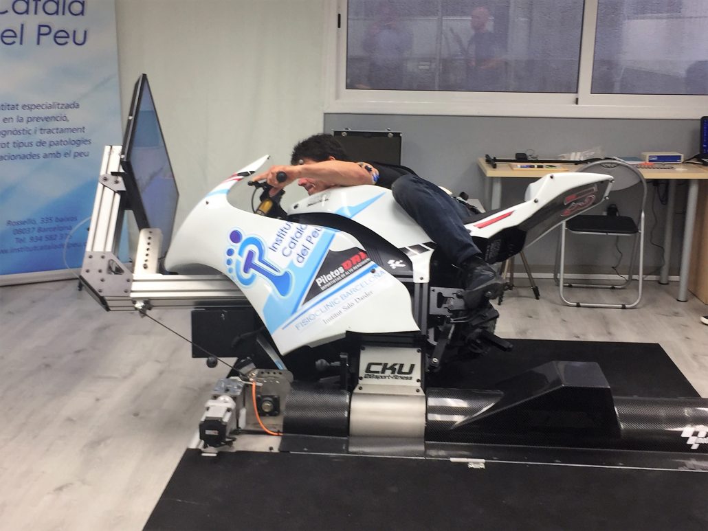 THE MOTORCYCLING RIDER, ALEX CRIVILLÉ, VISITS THE DEPARTMENT OF BIOMECHANICS AND SPORTS PERFORMANCE OF THE INSTITUT CATALÀ DEL PEU.