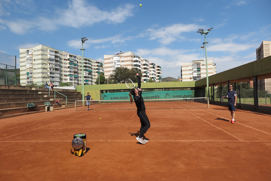 El Institut Català del Peu realitza un estudi pioner del servei de tennis amb diverses tecnologies biomecàniques simultàniament