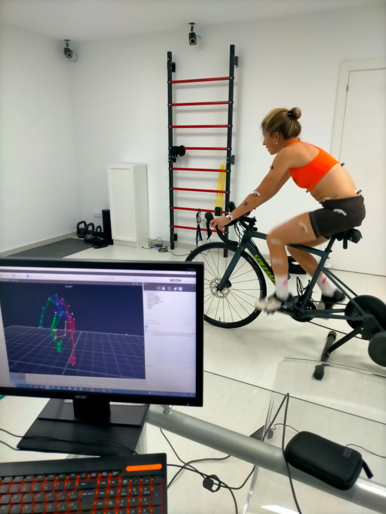 Claudia Tremps acude al Institut Català del Peu para realizar un estudio bike fit
