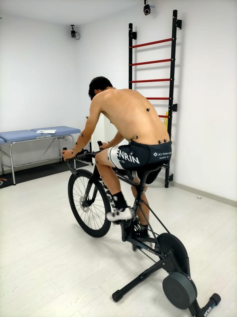 THE INSTITUT CATALÀ DEL PEU CARRIES OUT A BIOMECHANICAL ANALYSIS TO THE CYCLIST BENJAMÍ PRADES.