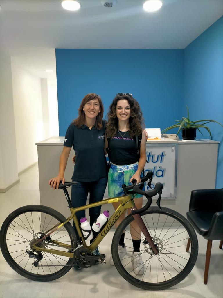 EMMA ORTIZ, A CYCLIST, CARRIES OUT A BIOMECHANICAL STUDY AT THE INSTITUT CATALÀ DEL PEU.