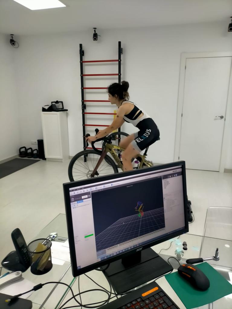 EMMA ORTIZ, A CYCLIST, CARRIES OUT A BIOMECHANICAL STUDY AT THE INSTITUT CATALÀ DEL PEU.