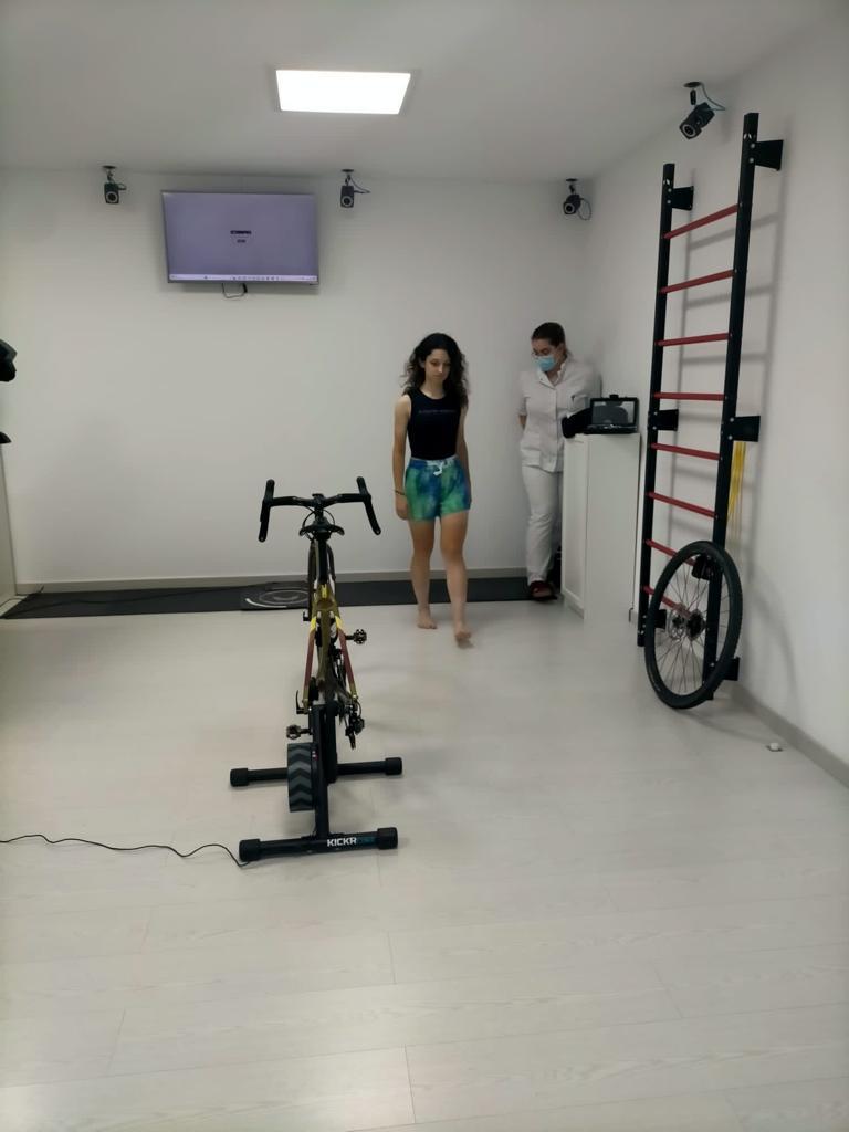 EMMA ORTIZ, A CYCLIST, CARRIES OUT A BIOMECHANICAL STUDY AT THE INSTITUT CATALÀ DEL PEU.