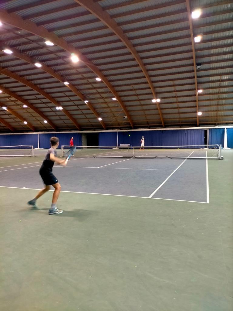 El Institut Català del Peu imparte una clase sobre biomecánica en el tenis en el curso de entrenadores de tenis de nivel III organizado entre la Real Federación Española de Tenis y la Federación Catalana de Tenis.