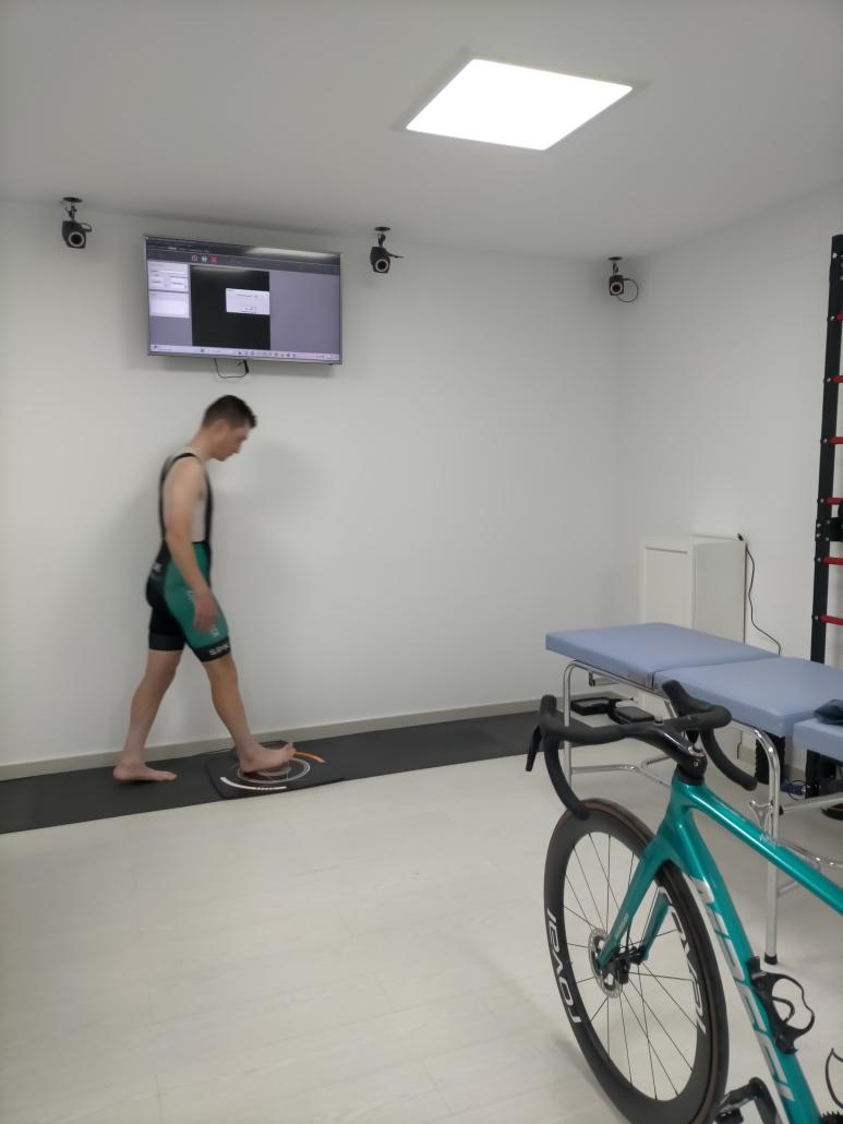 THE INSTITUT CATALÀ DEL PEU CARRIES OUT A BIOMECHANICAL ANALYSIS TO THE CYCLIST GUILLEM SURIÑACH.