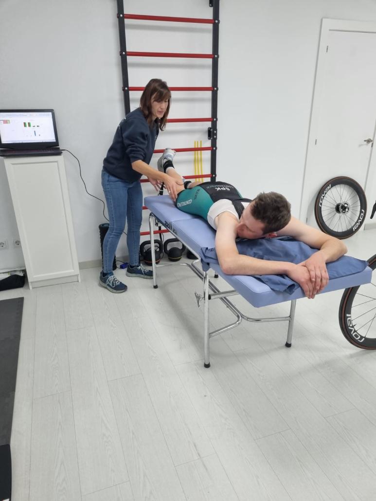 THE INSTITUT CATALÀ DEL PEU CARRIES OUT A BIOMECHANICAL ANALYSIS TO THE CYCLIST GUILLEM SURIÑACH.