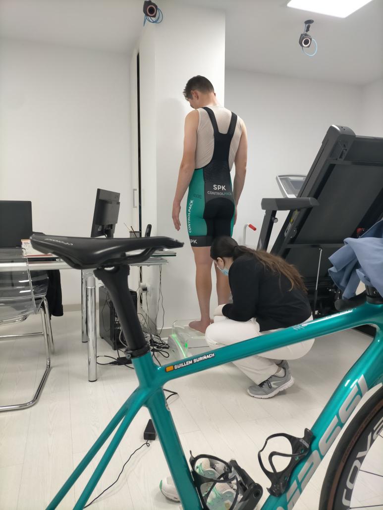 THE INSTITUT CATALÀ DEL PEU CARRIES OUT A BIOMECHANICAL ANALYSIS TO THE CYCLIST GUILLEM SURIÑACH.