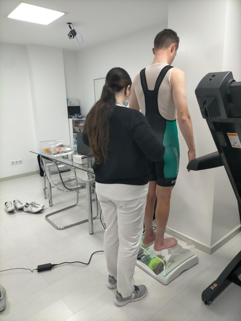 THE INSTITUT CATALÀ DEL PEU CARRIES OUT A BIOMECHANICAL ANALYSIS TO THE CYCLIST GUILLEM SURIÑACH.